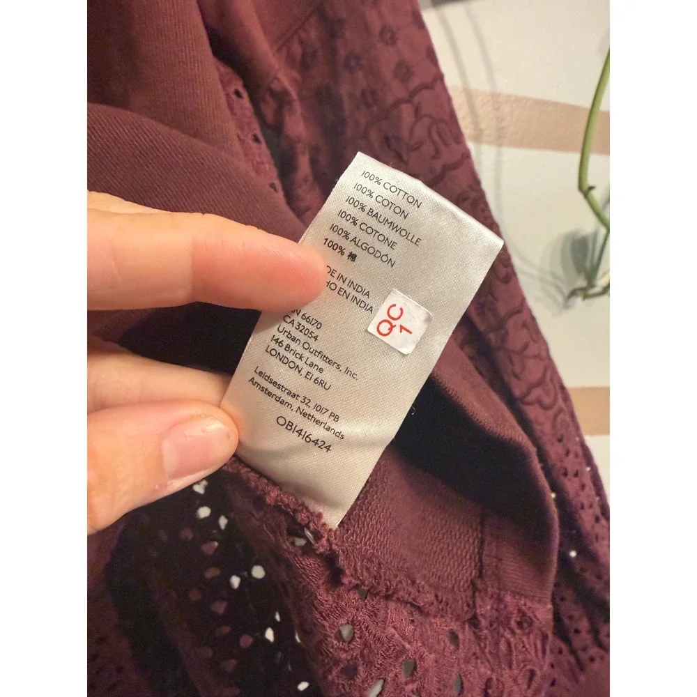 By Anthropologie Sweatshirt Women S Burgundy‎ Eyelet Lace Embroidered V-Neck Top